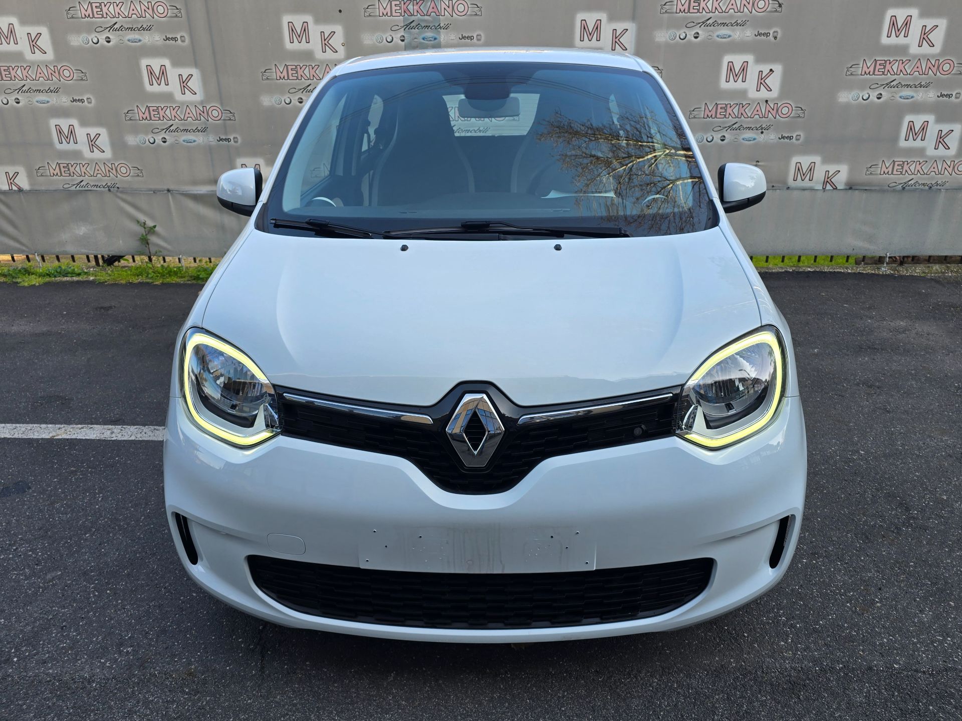 Scopri di più sull'articolo Renault Twingo  1.0 69 cv Benzina LIMITED LED Ok Neopatentati